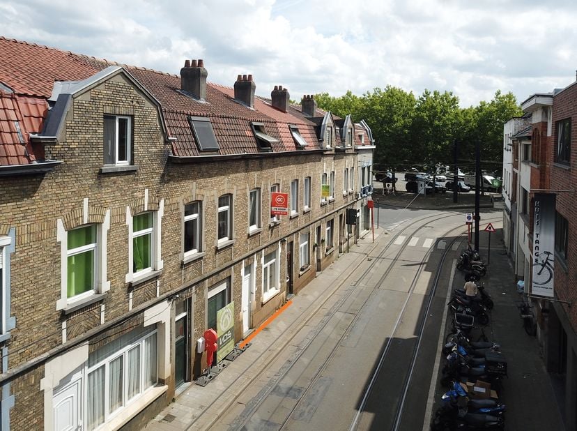 Deze instapklare rijwoning is gelegen aan het Edmond Van Beverenplein. &lt;br /&gt;
De woning heeft door de jaren heen verschillende renovaties ondergaan, d