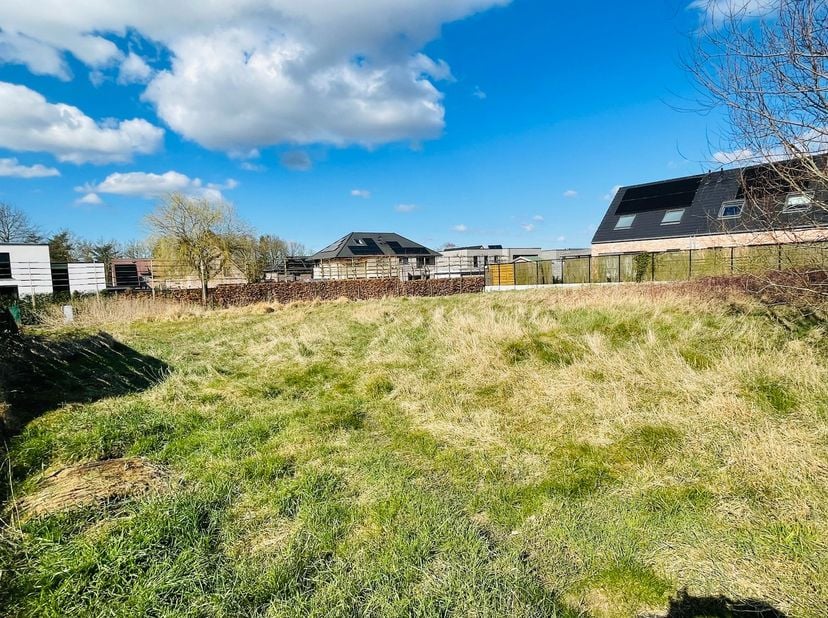 Waardamme,in het centrum van de gemeente&lt;br /&gt;
Stuk BOUWGROND voor open bebouwing van 1342 m²&lt;br /&gt;
Residentiële woning , woonfunctie is de hoofdfunct