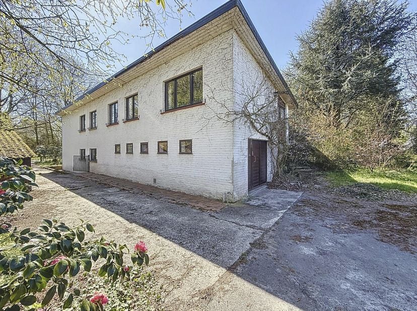 RUIME LANDELIJKE VILLA &lt;br /&gt;
 &lt;br /&gt;
Ruime landelijke villa met tuin omringd door natuur.  &lt;br /&gt;
Deze woning beschikt over een overvloed aan ruimte