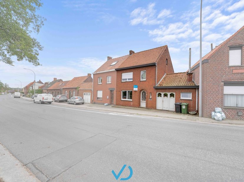 In het charmante en groene Zillebeke, op slechts enkele minuten van het bruisende centrum van Ieper, vinden we deze op te frissen gezinswoning terug.
