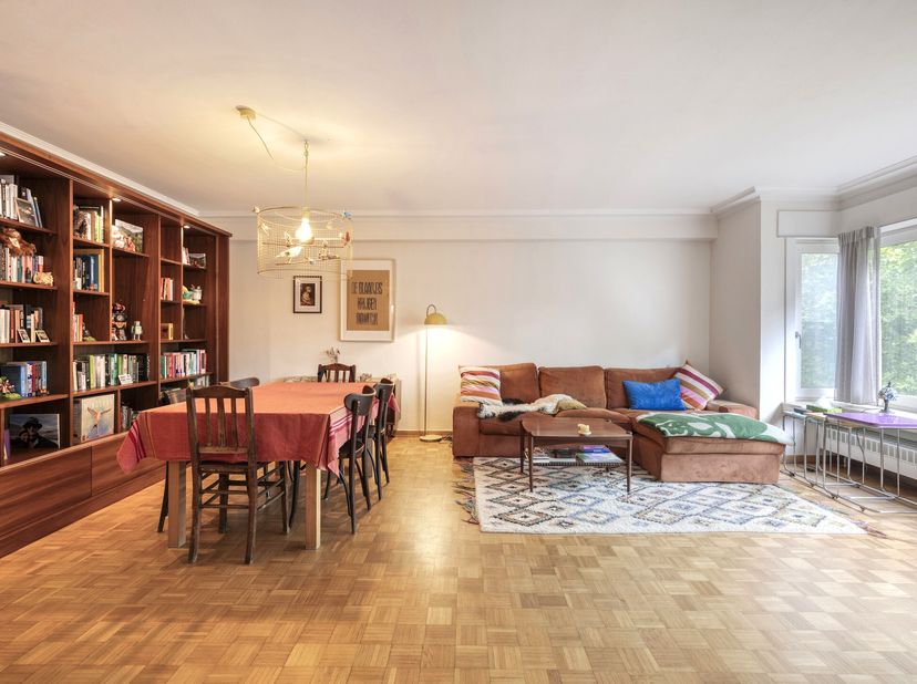 Situé au quatrième étage d&#039;un immeuble bien entretenu, cet appartement (94 m²) offre une combinaison rare de calme, de lumière et de vues sur l&#039;une de