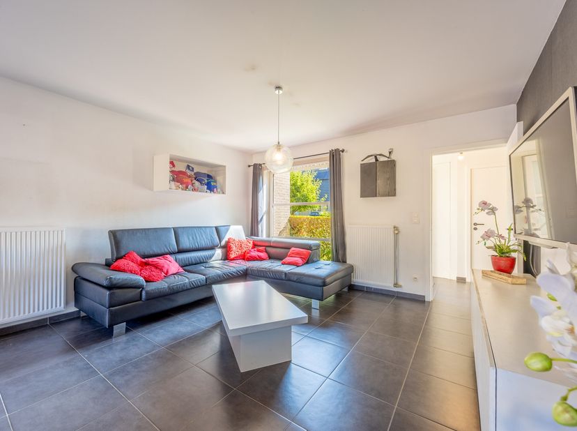 Ben je op zoek naar een recente woning (bouwjaar 2010) in een rustige verkaveling nabij de Schelde? Deze hippe instapklare woning is rustig gelegen in