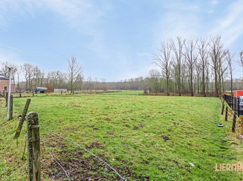 Op zoek naar een rustige en groene omgeving voor uw bouwproject? Kom dan zeker een kijkje nemen naar dit prachtige perceel in Appelterre.&lt;br /&gt;
Het pe