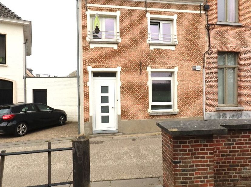 Bent u op zoek naar een gerenoveerde woning met twee slaapkamers en terras in het hartje van Elversele? Lees en kijk dan snel even verder!&lt;br /&gt;
Deze