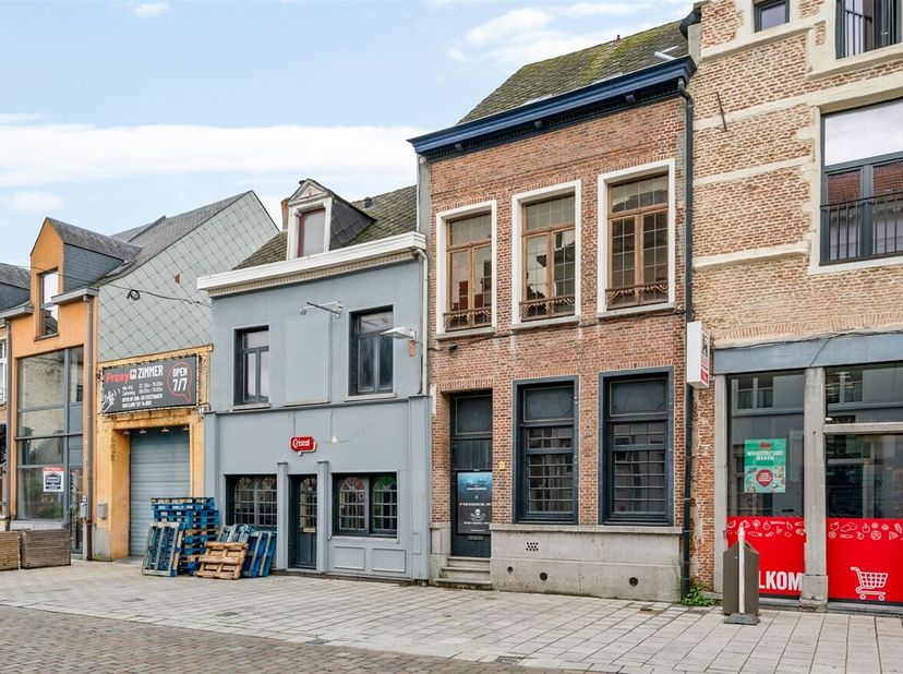 Dit prachtige handelshuis, gelegen in de levendige Eikelstraat te Lier, biedt een unieke kans voor ondernemers of investeerders. Het pand bevindt zich