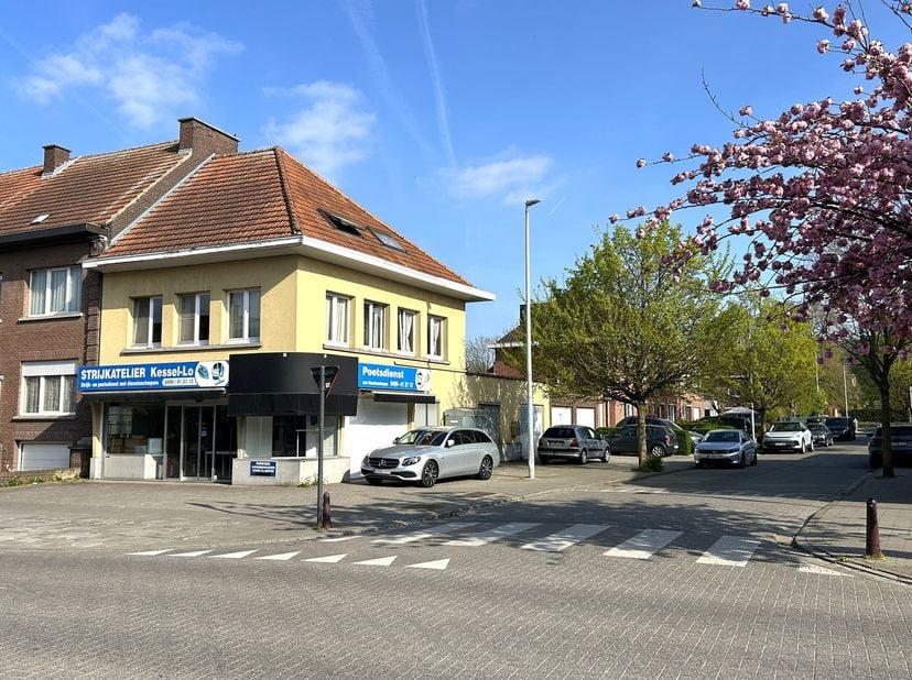 Op zoek naar een interessante investering of een combinatie van wonen en werken? Dit ruime handelspand met bovenliggende woonst in de Koning Albertlaa