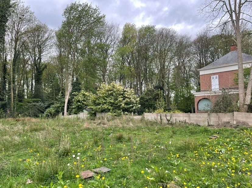 Zéér centraal gelegen perceel bouwgrond van 776m² voor de bouw van een HOB (half-open bebouwing). Het perceel kan klassiek bebouwd worden volgens gaba