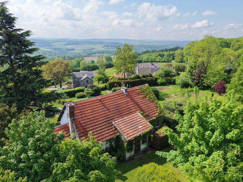 My (Ferrières): Charmante propriété sur les hauteurs du village, offrant une vue imprenable sur la vallée. Cette maison à rénover est implantée sur un