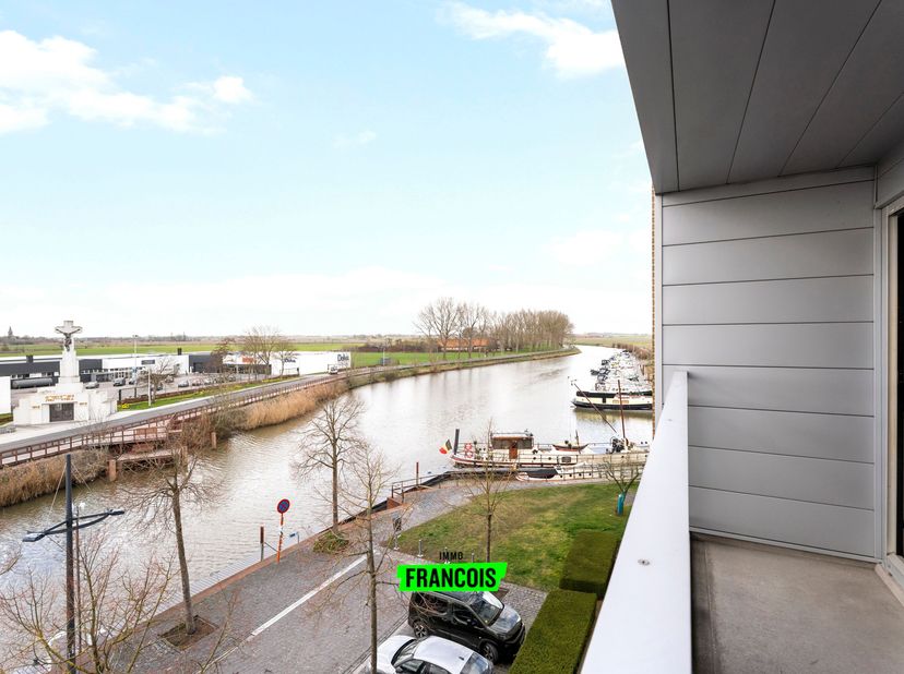 In de Kasteelstraat in Diksmuide bevindt zich dit instapklaar, lichtrijk appartement op een topligging met zicht op de IJzer. Het appartement ligt op