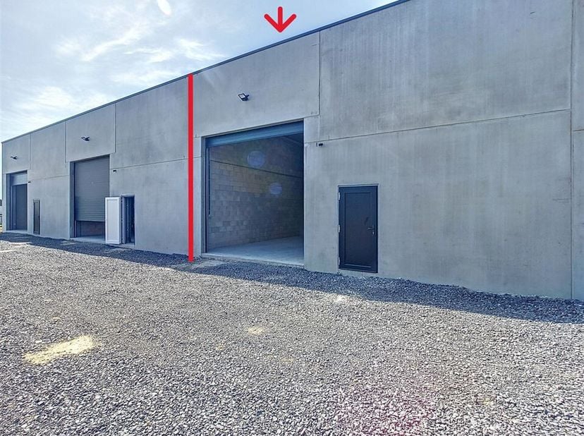 Nieuw magazijn van 100 m² te huur in Dinant, ideaal ontworpen voor opslag of elke andere activiteit die een functionele, veilige en moderne ruimte ver