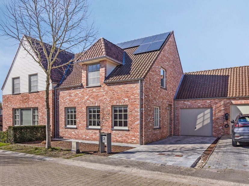 Recente Instapklare woning (bouwjaar 2004) op Unieke &amp; Idyllische ligging in een doodlopende straat. Er is een super goede verbinding met het centrum