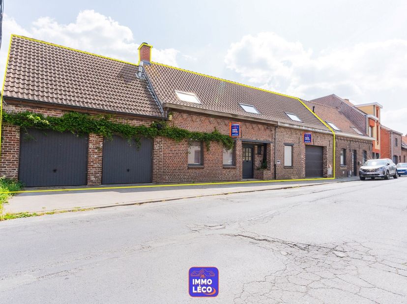 Immo Léco vous propose à la vente cette superbe propriété offrant un potentiel incroyable, développant une double habitation avec 2 garages, un double
