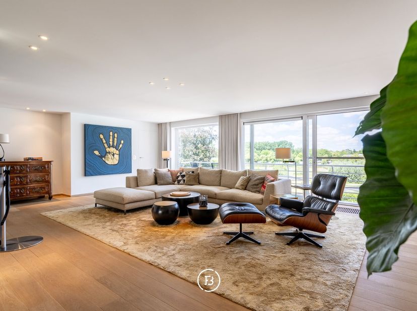 Au troisième étage complet d&#039;une petite résidence, sur les rives de l&#039;ancien bras de la Lys, se trouve cet appartement exceptionnel de 218 m². Une com