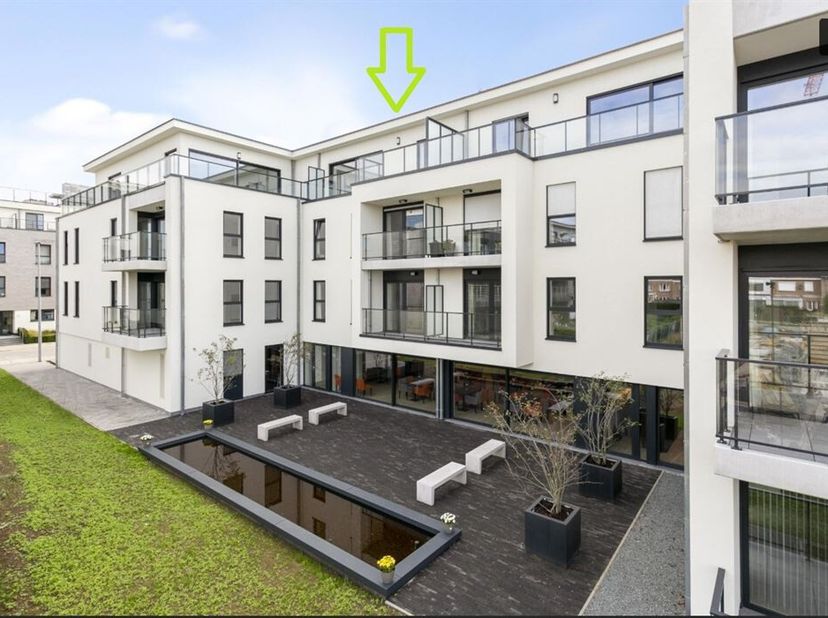 Penthouse pour séniors actifs de haut-standing offrant de nombreux services.&lt;br /&gt;
Situé dans le Parc Elisa.&lt;br /&gt;
Comprenant : vestiaire, living avec