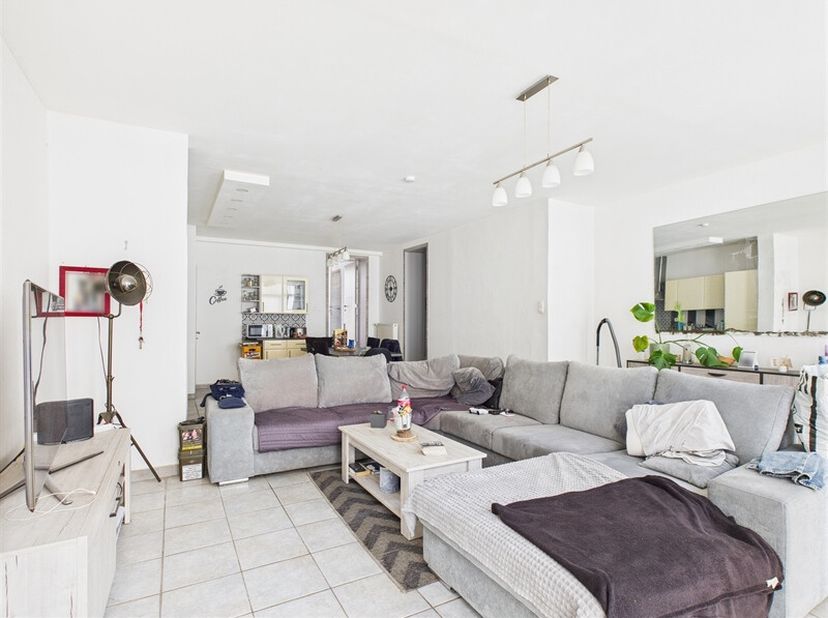 Situé au centre de Pecq, cet immeuble comprenant 2 appartements présente une belle opportunité pour un investissement serein et durable.&lt;br /&gt;
Tous de