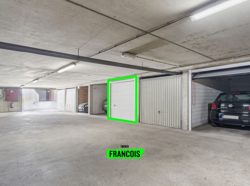 Deze garage is gelegen in het centrum van Brugge, op wandelafstand van het stadscentrum, winkels, scholen, openbaar vervoer en vlakbij alle invalswege