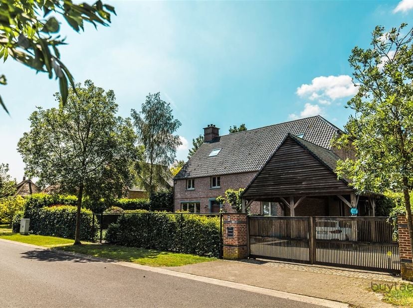 RUIME ENERGIEZUINIGE VILLA IN RUSTIGE GROENE OMGEVING&lt;br /&gt;
Ontdek deze eigentijdse villa op een perceel van 1.831m² in een aangename en rustige buurt