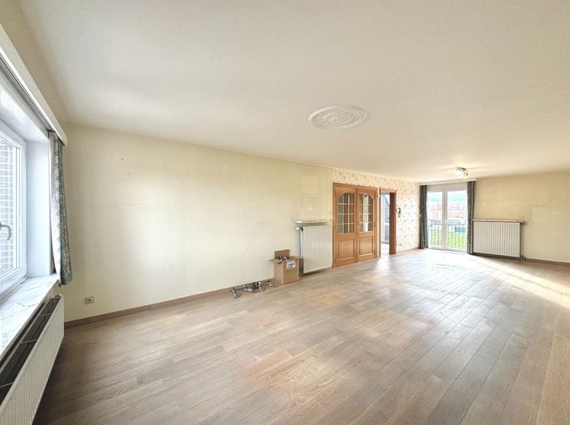 Instapklaar duplex appartement op centrale locatie te Sint-Eloois-Vijve, met goede verbindingen en nabij alles wat men nodig heeft; Indeling: inkom, t