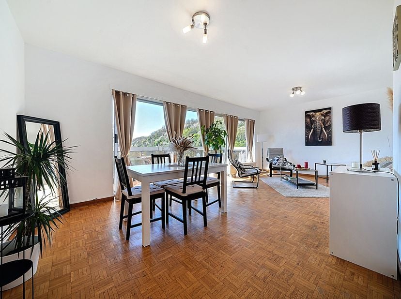 Easyhome stelt u dit lichtrijke appartement voor, ideaal gelegen in Herstal, op een steenworp van de Quai de Wallonie en de nieuwe tramlijn. Gelegen o