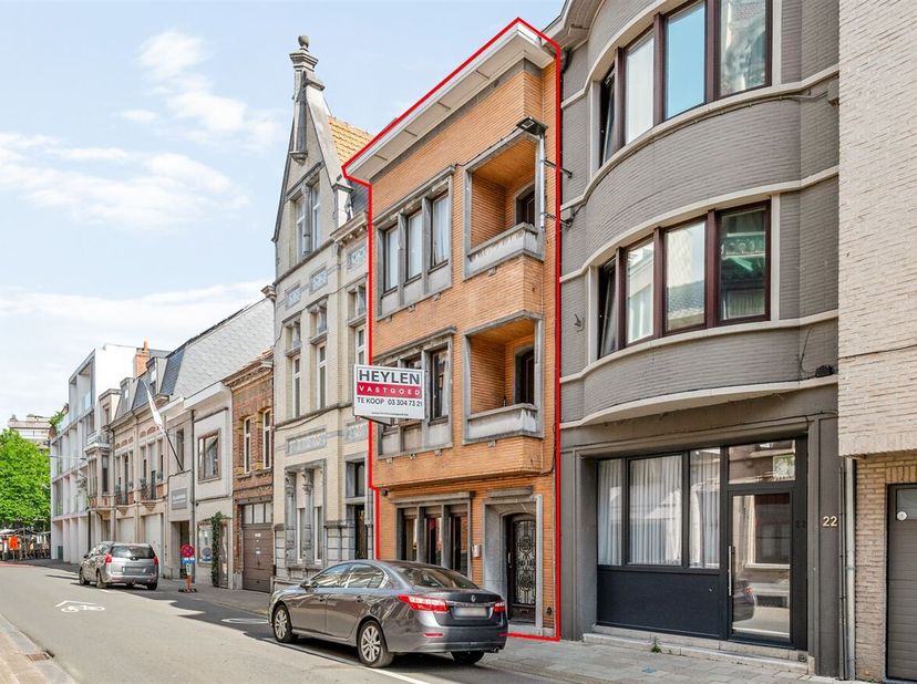 Welkom in deze ruime en karaktervolle stadswoning uit 1850, gelegen in de levendige Kalkstraat in het centrum van Sint-Niklaas. Deze unieke woning, me