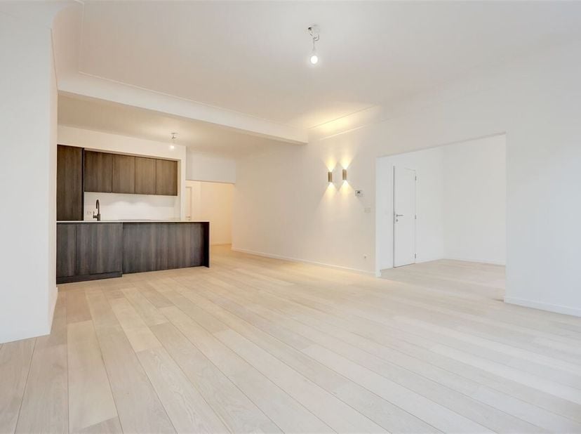 Vlakbij de Markgravewijk vinden we in de Lange Lozanastraat te Antwerpen dit nieuwbouw appartement te koop. Naar bereikbaarheid kan je niet centraler
