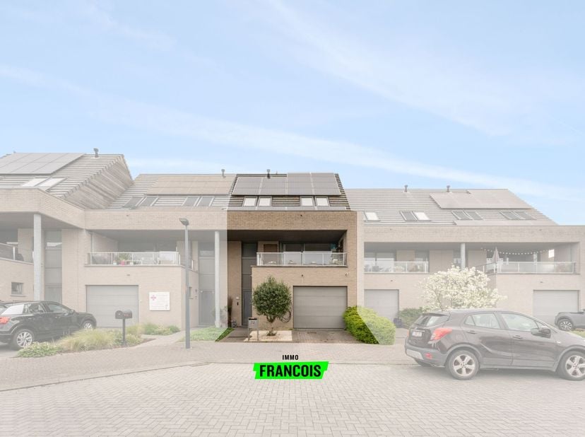 À la fin d&#039;une impasse, dans la paisible rue Charles Huys à Blankenberge, nous découvrons cette maison bel-étage exceptionnellement finie et prête à e