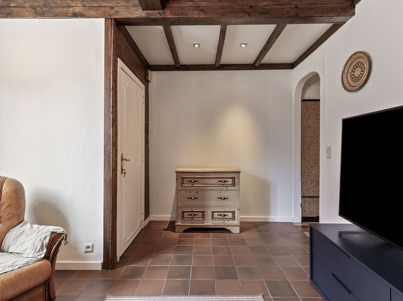 Disposition:&lt;br /&gt;
Rez-de-chaussée:&lt;br /&gt;
- salon &lt;br /&gt;
- cuisine entièrement équipée&lt;br /&gt;
- débarras séparé avec machine à laver&lt;br /&gt;
- jardin ori