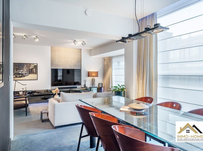 Dit prachtig ingerichte appartement bereik je via de mooie traphal (mogelijkheid tot plaatsen lift), met een veilige fietsenstalling onderaan. Zo kom