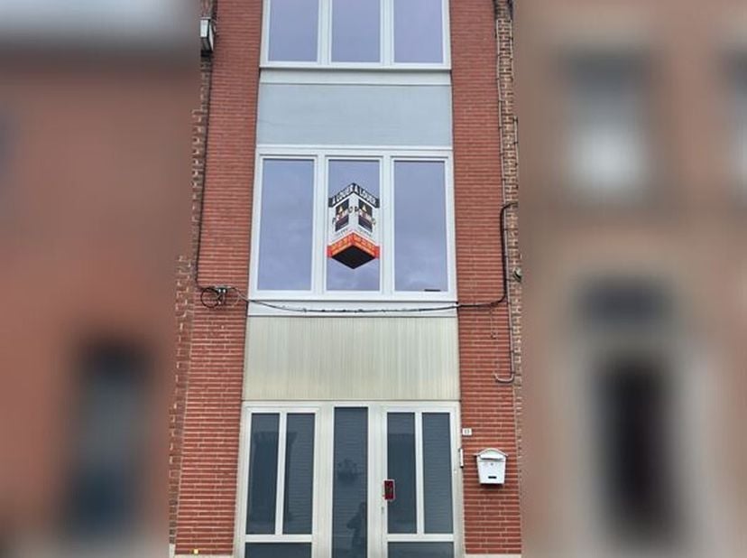 Bonne maison d&#039;habitation mitoyenne bel-étage avec cour/jardinet située à moins d&#039;un km de la Grand Place de Leuze-en-Hainaut.&lt;br /&gt;
Ce bien offrant u