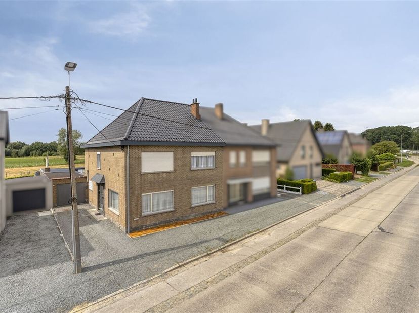 Bienvenue à Herzele, où cette belle maison vous attend. Elle dispose d&#039;une généreuse surface habitable de 307m² et est située sur un terrain de 412m²