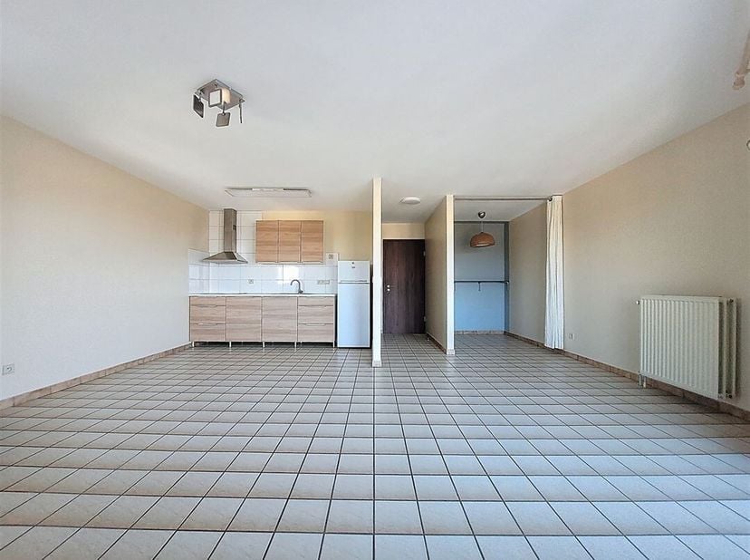 W Immobilière vous propose en location à Arlon, un beau studio composé comme suit : hall d&#039;entrée avec porte-manteaux et armoire, séjour, coin cuisine