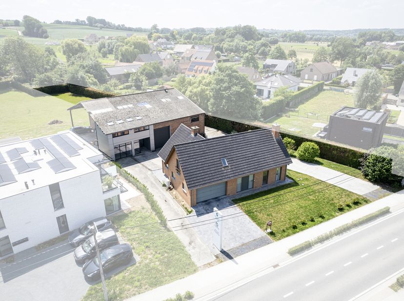 Deze woning in Maarkedal ligt op een ruim perceel van ongeveer 2.100 m² en combineert wonen en werken op één locatie.&lt;br /&gt;
Op het gelijkvloers vind j