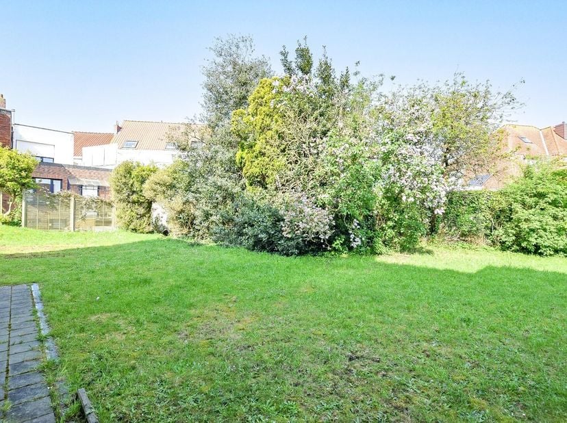 Authentieke te renoveren halfopen woning te Nieuwpoort-Stad op 511 m². Dit renovatieproject kan een pareltje worden. Deze goed gelegen woning omvat in