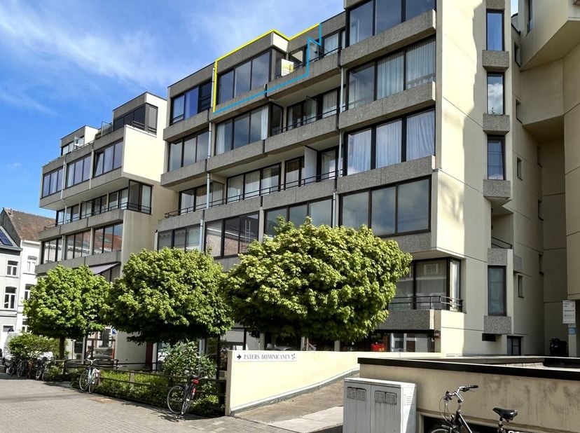 In &#039;t hartje van Leuven treft men op de hoek van de Justus Lipsiusstraat met de Ravenstraat dit lichtrijk appartement met een fantastisch uitzicht ove