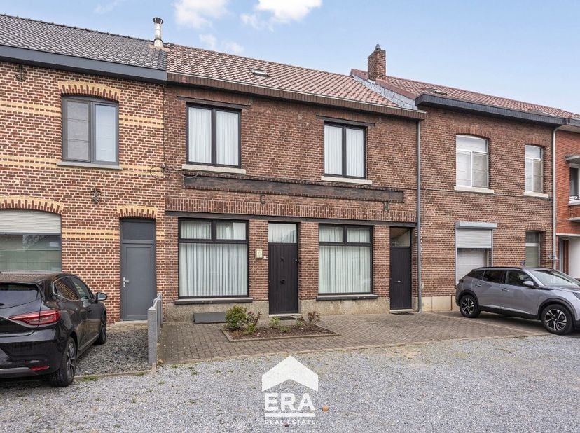Deze charmante woning uit 1935 is gelegen in de Cobbestraat, een rustige éénrichtingsstraat nabij het centrum van Bree. Hier geniet je van de combinat