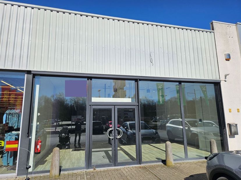 Mooie commerciële oppervlakte, ideaal gelegen langs de Hasseltweg in Genk.&lt;br /&gt;
Dat is de belangrijkste ligging voor perifere retail rond Genk.&lt;br /&gt;