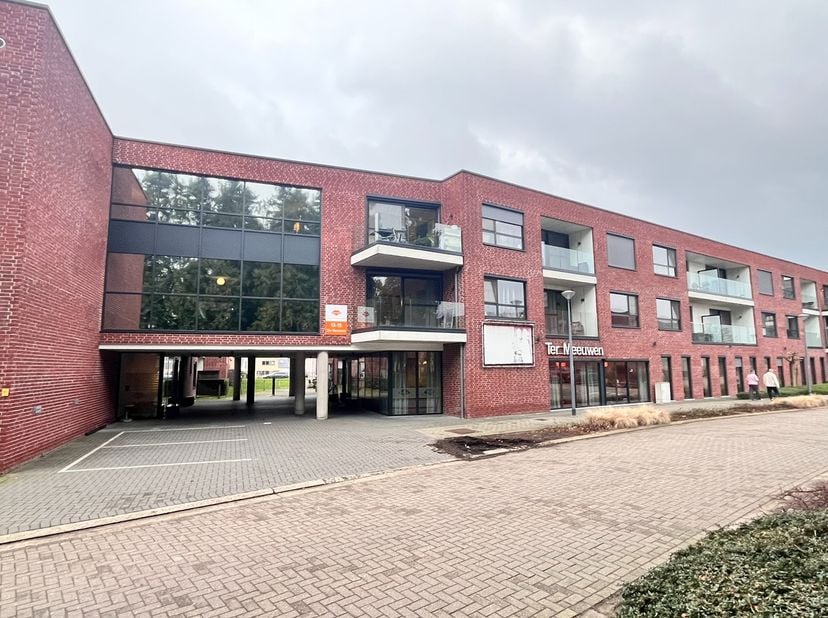 Gelijkvloerse assistentiewoning - serviceflat - gelegen in het centrum van Meeuwen (Oudsbergen).&lt;br /&gt;
&lt;br /&gt;
Indeling: leefruimte met keuken, terras,