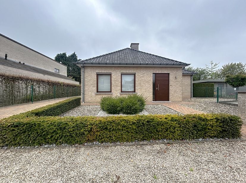 Welkom in deze gelijkvloerse woning aan de Wallegracht 11 te Waregem, een ideale thuis voor wie comfortabel wil wonen met alles binnen handbereik.&lt;br