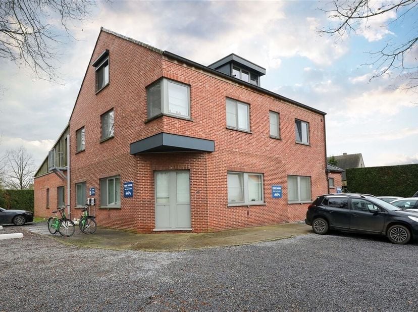 Energiezuinige opbrengsteigendom met 15 studentenkamers én volledig gerenoveerd dakappartement op 17a 83ca&lt;br /&gt;
Omgeving:&lt;br /&gt;
+ Rustig doch zeer ce
