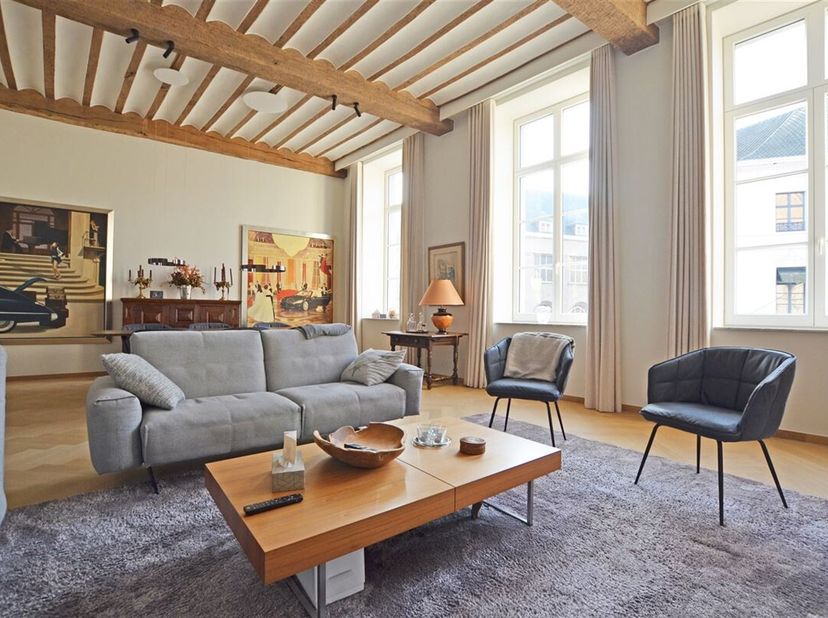 Dit exclusief appartement met een bewoonbare oppervlakte van maar liefst ±188m² en een terras van ±50m² is gelegen op de Havermarkt in hartje Hasselt.