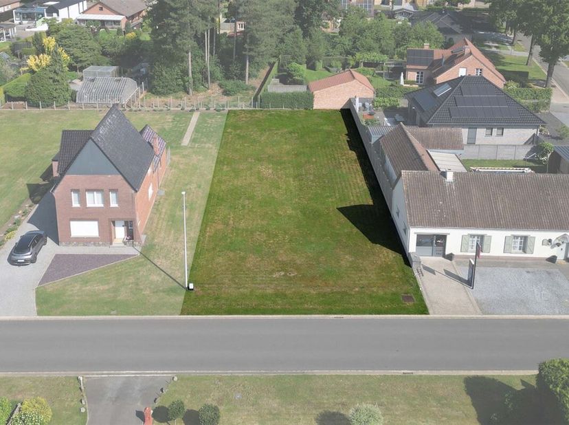 Gunstig gelegen bouwgrond van 7a90ca voor open bebouwing &lt;br /&gt;
Omgeving: &lt;br /&gt;
+ Gelegen in een rustige groene omgeving dichtbij natuurgebieden&lt;br /
