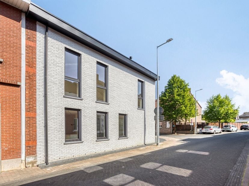 Zichem: energiezuinige nieuwbouwwoning te koop met hoogwaardige afwerking Deze instapklare nieuwbouwwoning van 2025 is gelegen in een rustige straat i