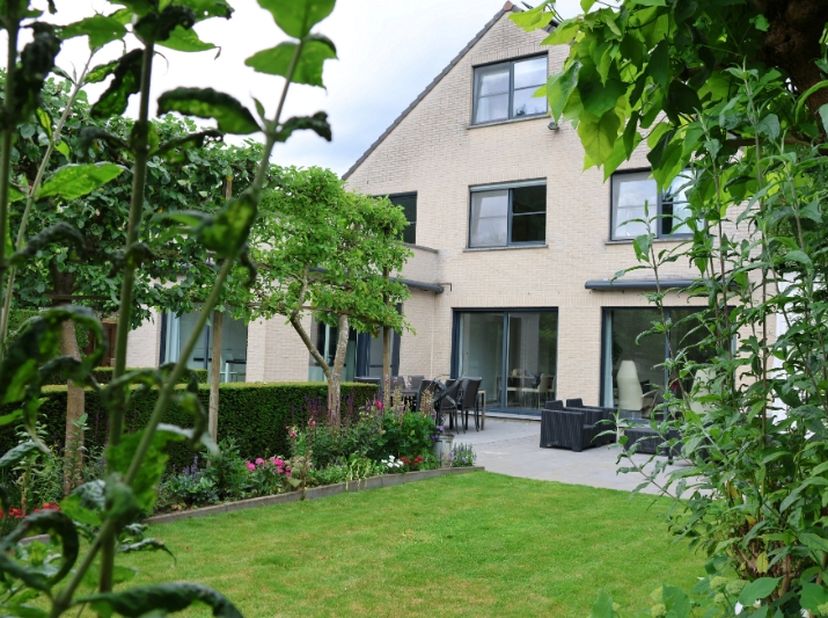 Vanaf de eerste stap in de woning voel je de zorg waarmee ze werd ingericht.  Een zeldzaam geheel dat je persoonlijk moet ervaren om ten volle te waar