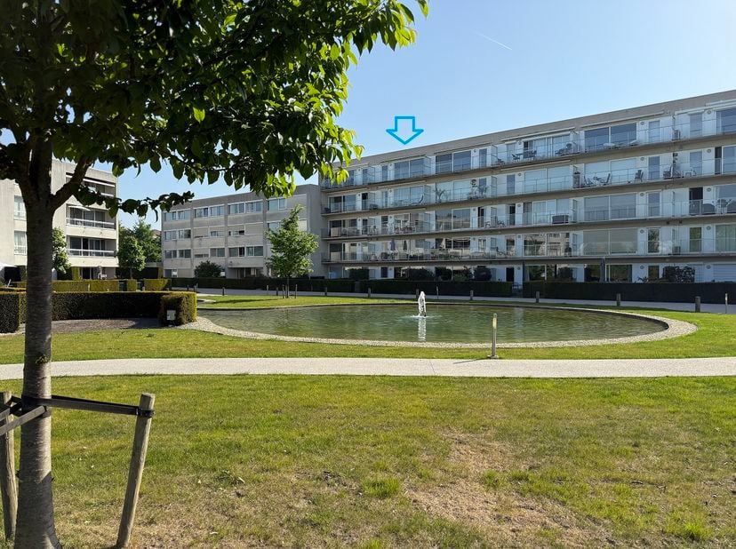 Welkom in dit charmante appartement op de hoogste vierde verdieping, waar elke dag begint met licht, ademruimte en een prachtig uitzicht. Gelegen op e