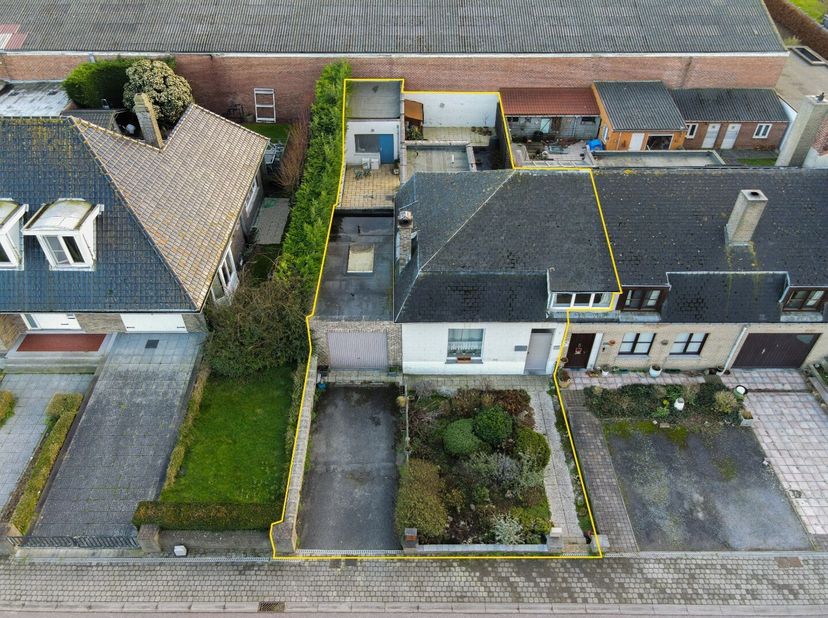 Halfopen bebouwing gelegen langs het kanaal Nieuwpoort-Plassendale op slechts enkele minuten van het centrum van Leffinge. De woning omvat op de gelij