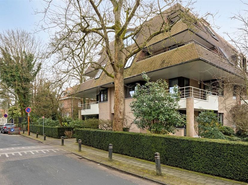 Exclusief gelegen villa-appartement in Ukkel te Fort Jaco op het gelijkvloers met een bewoonbare oppervlakte van 147 m²: inkomhal - ruime living +/- 4
