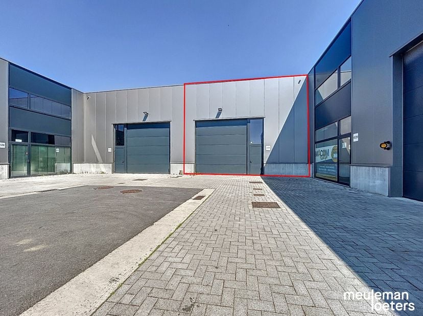 Deze ruime KMO-unit beschikt over een vloeroppervlakte van +/- 285 m².&lt;br /&gt;
De loods werd voorzien van een ruime automatische poort en is reeds uitge