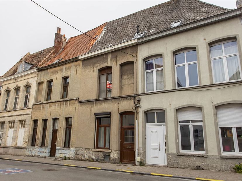 Maison de ville à rénover avec petite cour dans le centre de Tournai - &lt;br /&gt;
Rez : hall d&#039;entrée, salon, salle à manger, petite cuisine, cellier. - &lt;