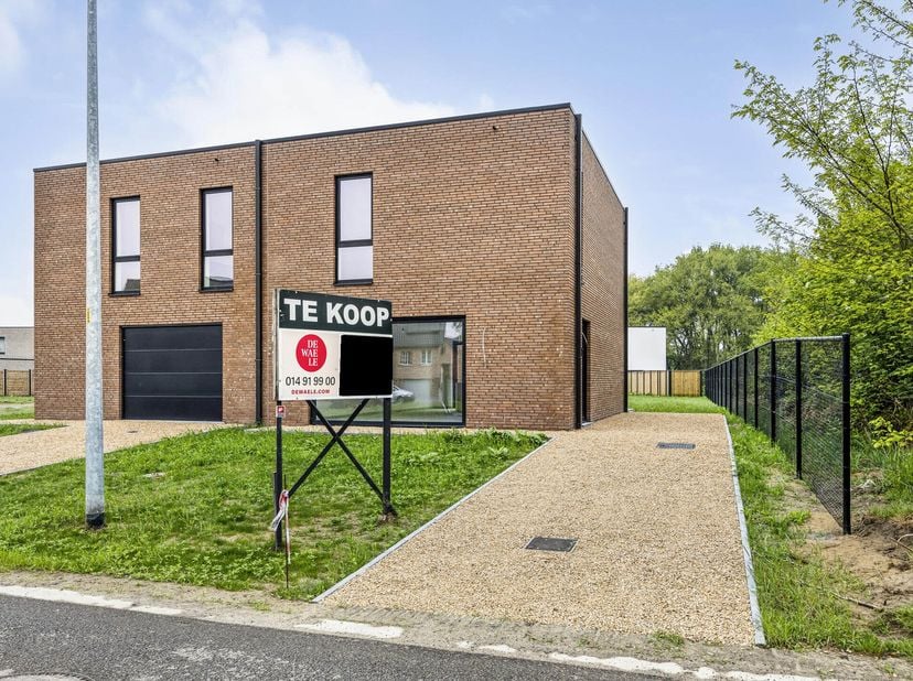 Sur un terrain de 407m², nous trouvons ce bâtiment mitoyen (lot 10) avec 3 chambres à vendre. Situé près du centre de Balen et bien relié à Mol, Lomme