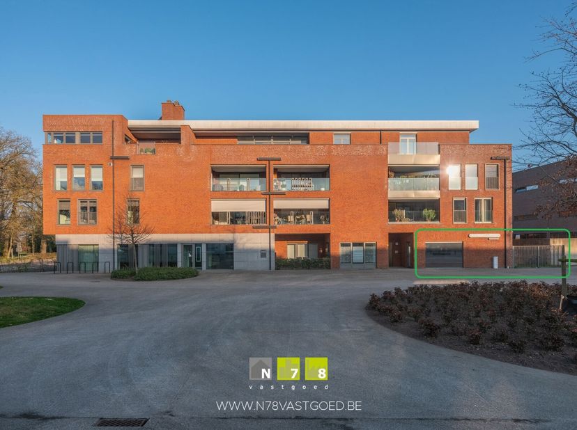 HOOGWAARDIG AFGEWERKTE COMMERCIËLE GELIJKVLOERSE HANDELSRUIMTE/KANTOORRUIMTE VAN 155M² / 196M² (BRUTO-OPP) IN HET CENTRUM VAN DILSEN.&lt;br /&gt;
TROEVEN&lt;br